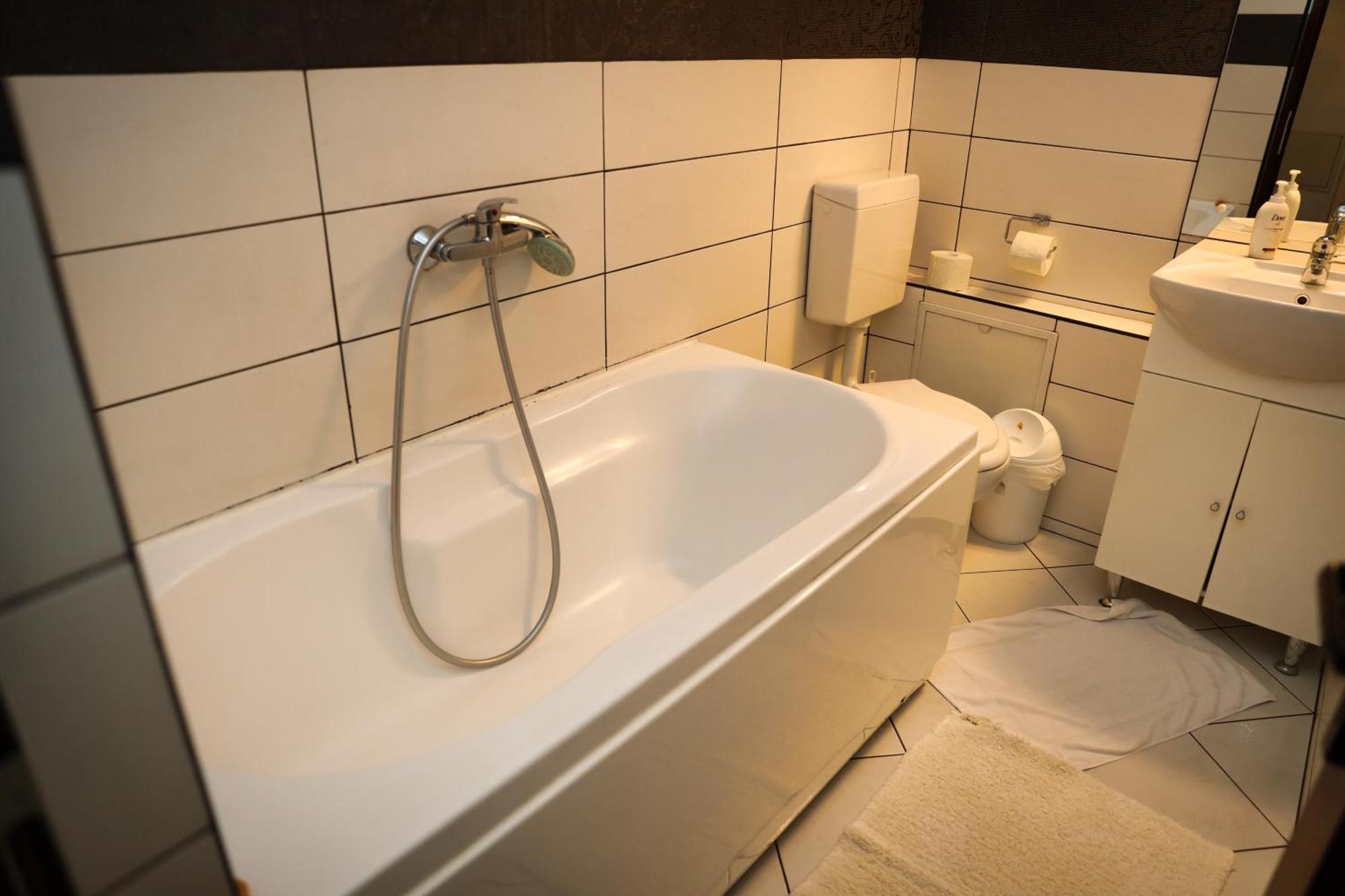 Pensiunea Giovani Târgu Jiu Exteriör bild